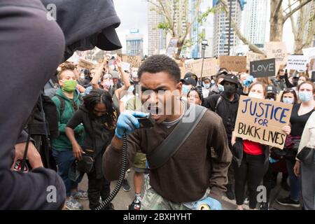 Black Lives, manifestanti fuori dall'ambasciata degli Stati Uniti a Nine Elms, Londra. Dopo la morte di George Floyd nella custodia di polizia a Minneapolis il 25 maggio. Foto Stock