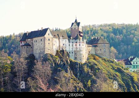 Vista sul castello di Loket vicino a Karlovy Vary. Repubblica Ceca. Foto Stock