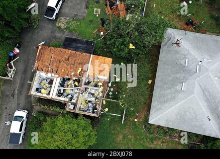 (NOTA DELL’EDITORE: Immagine scattata con un drone)una vista aerea di un edificio che ha avuto il suo tetto soffiato fuori, durante il periodo successivo. Un tornado generato dalla tempesta tropicale Cristobal passò attraverso Orlando, Florida lasciando almeno 8 case danneggiate dal tornado EF1, insieme a numerose segnalazioni di alberi e linee elettriche in declino. Non sono state segnalate lesioni. Foto Stock