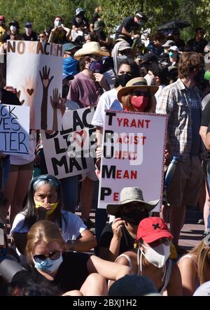 Migliaia di manifestanti partecipano al Black Lives Matter Tucson: Celebrazione della Black Lives protesta e dimostrazione per ricordare i neri che wer Foto Stock