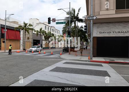 Beverly Hills, CA/USA - la Guardia Nazionale in standby su Rodeo Drive che è imbarcata e barricata dopo essere stata saccheggiata durante il pr Black Lives Matter Foto Stock