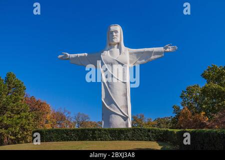 La statua di Cristo degli Ozarks è una scultura enorme di Gesù situata vicino a Eureka Springs, Arkansas, in cima alla montagna magnetica. Fu eretta nel 1966. La St Foto Stock