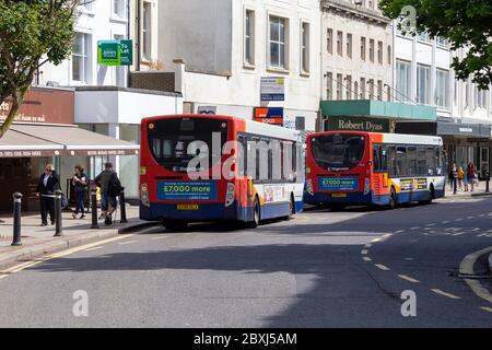 Worthing, Sussex, Regno Unito; 7 giugno 2020; vista posteriore di due autobus parcheggiati in una Town Center Street Foto Stock