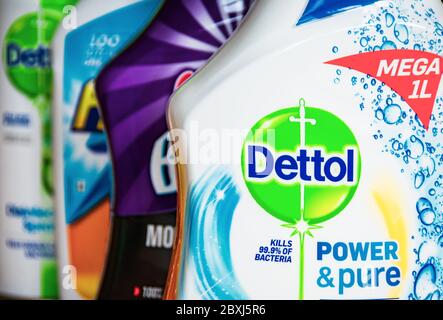 I prodotti disinfectanti Dettol sono stati venduti in gran parte nei negozi a seguito dell'epidemia di coronavirus nel Regno Unito. Foto Stock