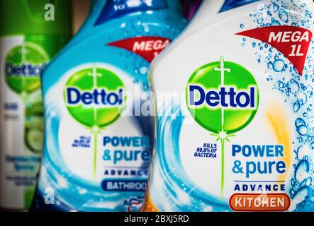 I prodotti disinfectanti Dettol sono stati venduti in gran parte nei negozi a seguito dell'epidemia di coronavirus nel Regno Unito. Foto Stock