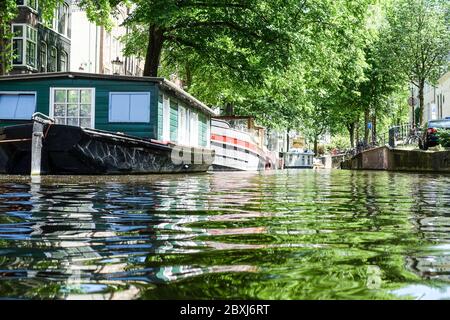 Tranquilla Amsterdam (Paesi Bassi) durante la crisi del Covid-19, vista del quartiere vuoto a luci rosse Foto Stock