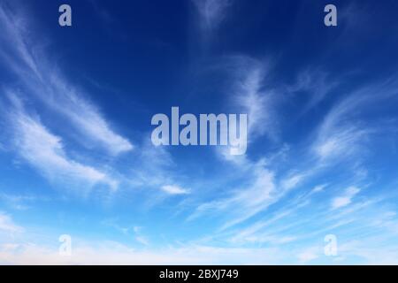 Cielo blu coperto di nuvole di cirrus bianco. Paesaggio nubi estivo, bel tempo sfondo Foto Stock