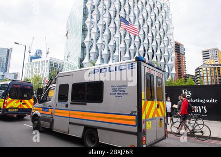 Londra, Regno Unito. 7 Giugno 2020. I manifestanti si riuniscono fuori dall'ambasciata degli Stati Uniti a Vauxhall durante una protesta contro la questione Black Lives. Credit: Michael Tupi/Alamy Live News Foto Stock