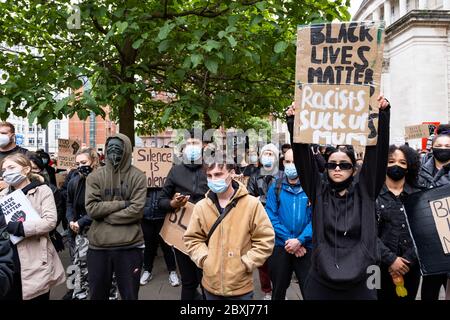 Manchester, Regno Unito. 7 Giugno 2020.. Migliaia di manifestanti pacifici escono in massa come parte del movimento Black Lives Matter nel centro di Manchester. Credit: Gary Mather/Alamy Live News Foto Stock