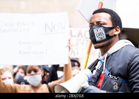 Manchester, Regno Unito. 7 Giugno 2020.. Migliaia di manifestanti pacifici escono in massa come parte del movimento Black Lives Matter nel centro di Manchester. Credit: Gary Mather/Alamy Live News Foto Stock