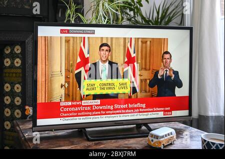 Il briefing quotidiano di Coronavirus da Downing Street con Rishi Sunak, Cancelliere dello scacchiere con il messaggio 'Stay Alert, Control the Virus'. Foto Stock