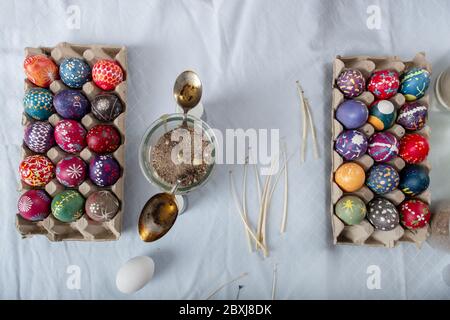 Uova di Pasqua dalla Germania fatte a mano con tecnica della cera, vecchia tradizione della Germania orientale, artigianato, uova di pasqua fatte su misura, sorbiano e superiore e basso Foto Stock