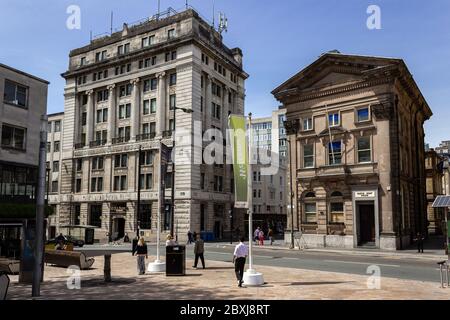 Edifici storici su James Street, Liverpool. La vecchia banca e Castello Moat House. Foto Stock