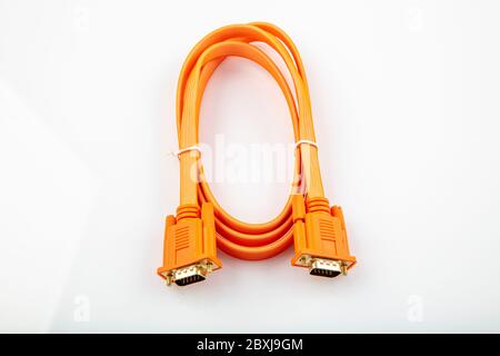 Cavo VGA per collegare il monitor e la scheda madre nel computer. Connettore cavo di ingresso pc VGA TECH isolato su sfondo bianco. Foto Stock