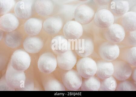 Tamponi bianchi con punta di cotone. I bastoncini si avvicinano. Immagine con messa a fuoco morbida. Foto Stock