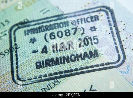 Timbro di entrata sul passaporto rilasciato dal funzionario responsabile dell'immigrazione alla frontiera e controllo dei visti all'aeroporto di Birmingham nel Regno Unito. Messa a fuoco selettiva. Foto macro. Foto Stock