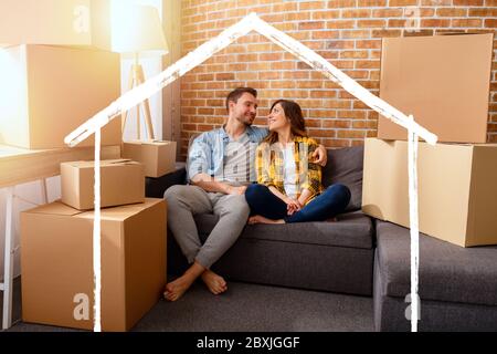 Felice coppia hanno per spostare e organizzare tutti i pacchetti. Concetto di successo, modificare la positività e il futuro Foto Stock