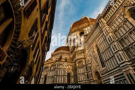 Vista grandangolare della Cattedrale di Firenze - Santa Maria del Fiore al tramonto con luce dorata a Firenze Foto Stock