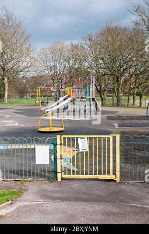 Il parco giochi per bambini è chiuso e desertato a causa di essere bloccato a causa del virus Corona covid 19. Kingscote Park Blackpool Lancashire Inghilterra Regno Unito Foto Stock