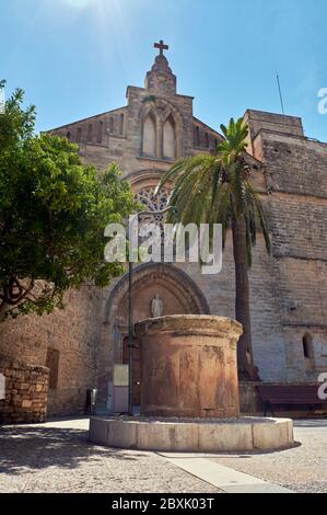 Alcudia Sant Jaume chiesa vicino a Roman muro di castello isola di Maiorca nelle Baleari in Spagna Foto Stock