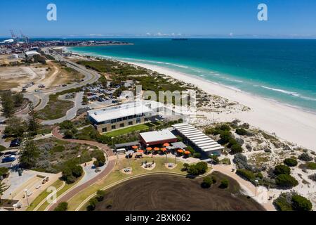 Fremantle Australia 5 novembre 2019: Veduta aerea del Fremantle Surf Life Saving Club e della spiaggia, con i moli di Fremantle sullo sfondo Foto Stock