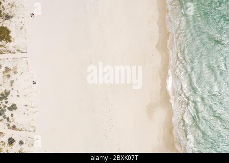 Vista panoramica della spiaggia di Freemantle nell'Australia occidentale con piccole figure non identificabili che prendono il sole sulla sabbia Foto Stock