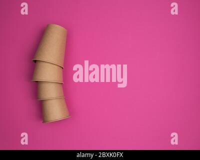 Utensili di carta Eco Kraft su sfondo rosa. Foto Stock