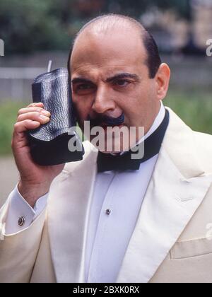 David Suchet usando il telefono cellulare Nokia Cityman sul set della serie televisiva Hercule Poirot a Londra 1992 Foto Stock