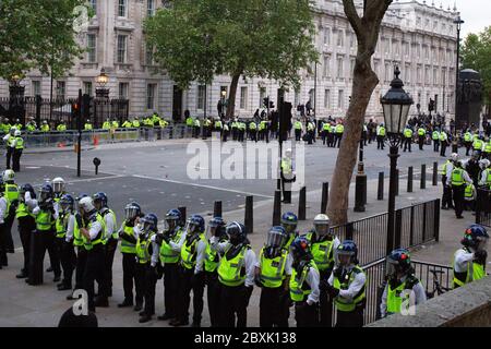 londra UK 7 giugno 2020 gli ufficiali di polizia bloccano i manifestanti di polizia bloccano i manifestanti vicino alla stazione metropolitana di Westminster fuori dalle Houses of Parliament din Whithall durante la protesta contro l'uccisione di George Floyd morto nella custodia della polizia degli Stati Uniti. Credit: Thabo Jaiyesimi/Alamy Live News Foto Stock