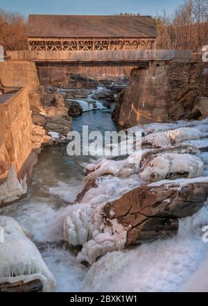 Il ponte coperto originale Quechee (Quechee, Vermont) in inverno, prima che sia stato distrutto nell'agosto 2011 durante le inondazioni durante l'uragano Irene. Foto Stock