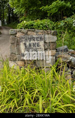 Trovato questo segno fuori di una piccola chiesa di comunità nella regione dei laghi di NH. Questa è la regione del lago del New Hampshire USA. East Side Lago Winnipesaukee. Foto Stock