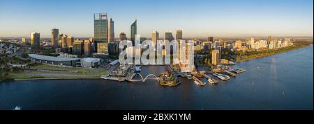 Perth Australia 5 novembre 2019: Vista panoramica aerea della splendida città di Perth sul fiume Swan al tramonto Foto Stock