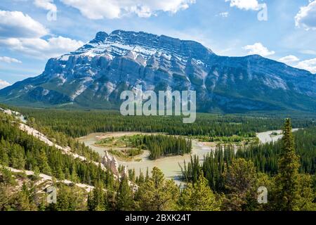 Meander di fiume di Bow e Monte Rundle - Banff NP, Alberta, Canada Foto Stock