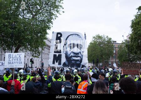 londra UK 7 giugno 2020 ritiro della polizia dopo essere stato sopraffatti dai ptotesters George Floyd. Credit: Thabo Jaiyesimi/Alamy Live News Foto Stock