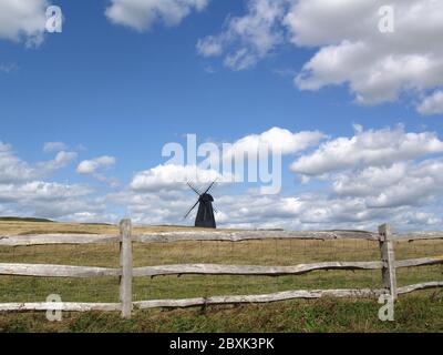 Mulino a vento Beacon Mill, in piedi in un campo vicino alla A259 a Rottingdean, Sussex est Foto Stock