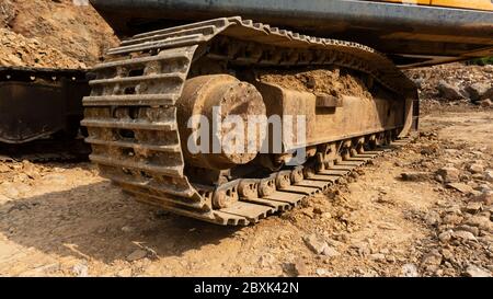 Ruote dell'escavatore con terreno collegato. Il processo di manutenzione è necessario per migliorare le prestazioni Foto Stock