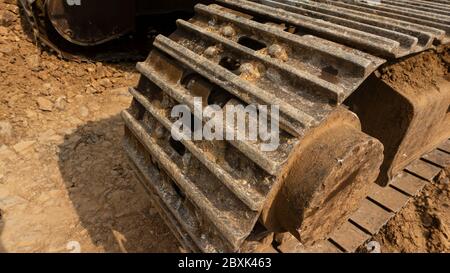 Ruote dell'escavatore con terreno collegato. Il processo di manutenzione è necessario per migliorare le prestazioni Foto Stock