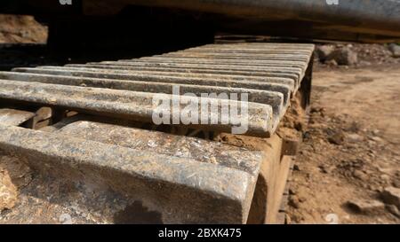 Ruote dell'escavatore con terreno collegato. Il processo di manutenzione è necessario per migliorare le prestazioni Foto Stock