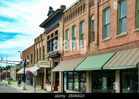 Edifici storici in mattoni antichi rivitalizzati per l'area dello shopping del centro che rivela la cultura americana di una piccola cittadina a St. Cloud, Minnesota, USA Foto Stock