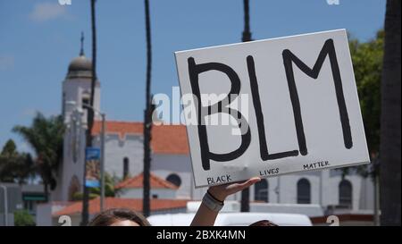 Oceanside, CA / USA - 7 giugno 2020: Primo piano di un segno che dice 'BLM' tenuto in su ad una marcia di protesta di Black Lives Matter Foto Stock