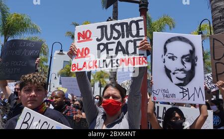 Oceanside, CA / USA - 7 giugno 2020: La donna tiene un segno che legge 'No Justice, No Peace' durante la marcia Black Lives Matter protesta Foto Stock