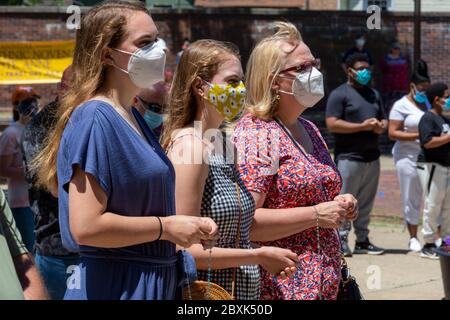 Detroit, Michigan, Stati Uniti. 7 Giugno 2020. Allen Vigneron, Arcivescovo cattolico di Detroit, ha guidato un rosario per la giustizia razziale fuori da Ste. Basilica di Anna. L'evento è arrivato dopo due settimane di proteste per l'uccisione della polizia di George Floyd a Minneapolis. Ai parrocchiani che hanno partecipato è stato chiesto di praticare il divaricamento sociale e indossare maschere a causa della pandemia del coronavirus. Credit: Jim West/Alamy Live News Foto Stock