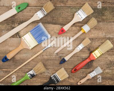 Set di pennelli per lavori di pittura. La vista dall'alto. Foto Stock