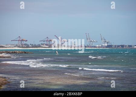 Freemantle Australia 5 novembre 2019: Spiaggia di Freemantle con un windsurf e le banchine a Freemantle, Perth, Australia Foto Stock