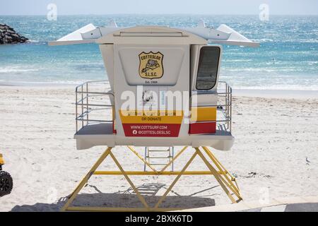 Freemantle Australia 5 novembre 2019: Cabina salvavita surf sulla spiaggia di Cottesloe a Perth, Australia Occidentale Foto Stock