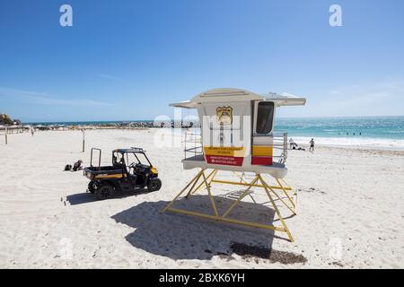 Freemantle Australia 5 novembre 2019: Cabina salvavita surf sulla spiaggia di Cottesloe a Perth, Australia Occidentale Foto Stock