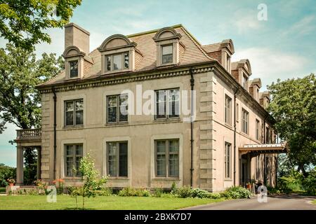 Una suggestiva villa francese in stile Beaux Arts, con un tetto mansarda con finestre ad arco in dormitori nella piccola città America, St. Cloud, MN, USA Foto Stock