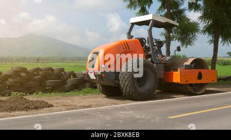 Vibrazione rullo stradale monocilindrico che livella il terreno per la fondazione. Compattatore per terreno per la posa di asfalto su strada in cantiere. COM. Strada Foto Stock