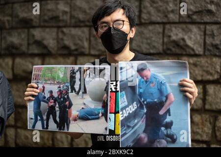 7 giugno 2020, Hong Kong, Cina: Avery ng, presidente del partito politico la Lega dei socialdemocratici (LSD) conserva immagini di George Floyd ucciso durante un raduno al di fuori del Consolato Generale degli Stati Uniti per protestare contro il razzismo e in solidarietà con il movimento Black Lives Matter, dopo l''uccisione di George Floyd, un uomo nero disarmato morto dopo che un ufficiale di polizia si inginocchiò sul collo a Minneapolis, il 7 giugno 2020 a Hong Kong, China.Organizers ha lanciato il raduno sabato scorso a causa delle restrizioni del coronavirus della città. Quelli che ancora si sono presentati raccolti Foto Stock