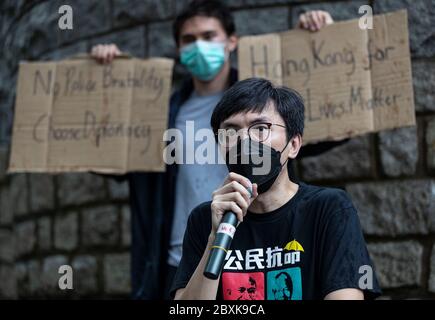 7 giugno 2020, Hong Kong, Cina: Avery ng, presidente del partito politico la Lega dei socialdemocratici (LSD) parla durante una manifestazione fuori dal Consolato Generale degli Stati Uniti per protestare contro il razzismo e in solidarietà con il movimento Black Lives Matter, dopo l''uccisione di George Floyd, un uomo nero disarmato morto dopo che un ufficiale di polizia si inginocchiò sul collo a Minneapolis, il 7 giugno 2020 a Hong Kong, China.Organizers ha lanciato il raduno sabato scorso a causa delle restrizioni del coronavirus della città. Quelli che ancora si sono presentati in gruppi di otto, il limite su Foto Stock